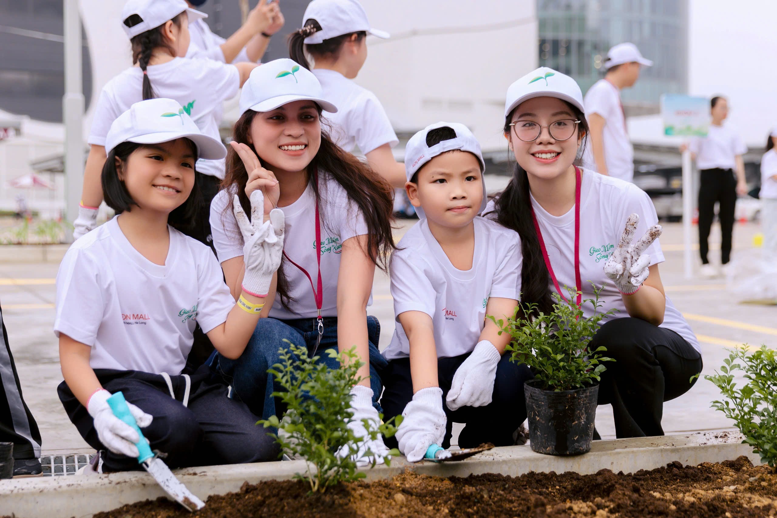 Gần 500 người cùng "Gieo mầm sóng xanh" tại AEON MALL Hạ Long - Ảnh 1.