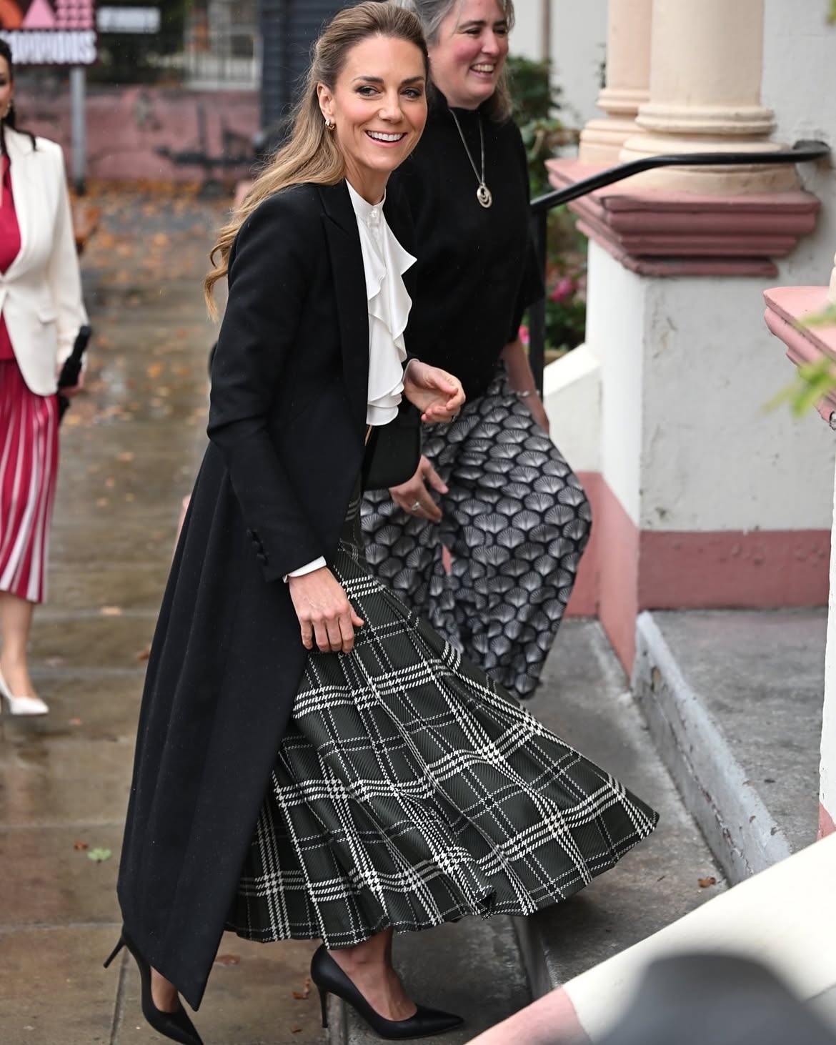 Kate Middleton v&agrave; c&ocirc;ng thức mặc ch&acirc;n v&aacute;y kẻ sang trọng cho phụ nữ ng&ograve;ai 30 - Ảnh 3.