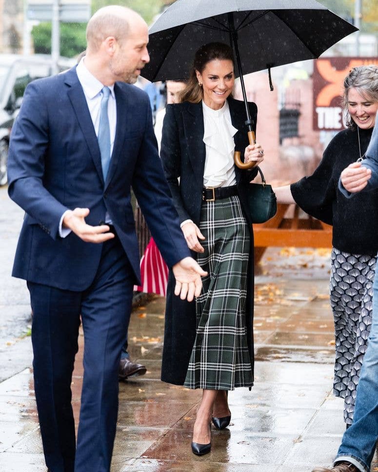 Kate Middleton v&agrave; c&ocirc;ng thức mặc ch&acirc;n v&aacute;y kẻ sang trọng cho phụ nữ ng&ograve;ai 30 - Ảnh 4.