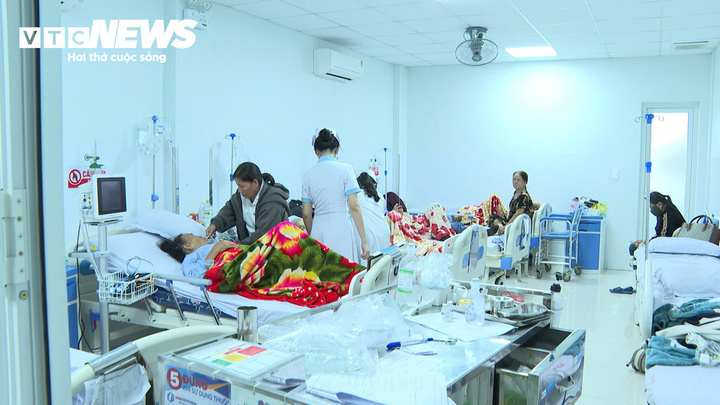 Số ca nghi ngộ độc b&aacute;nh m&igrave; vỉa h&egrave; ở Quảng Ng&atilde;i tăng cao , 55 trường hợp được ghi nhận - Ảnh 1.