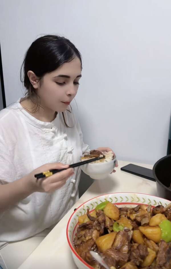 Mẹ Sữa triệu view: “Có những ngày mình chỉ đủ sức bế con nhưng như vậy cũng đã là rất nhiều” - Ảnh 2.
