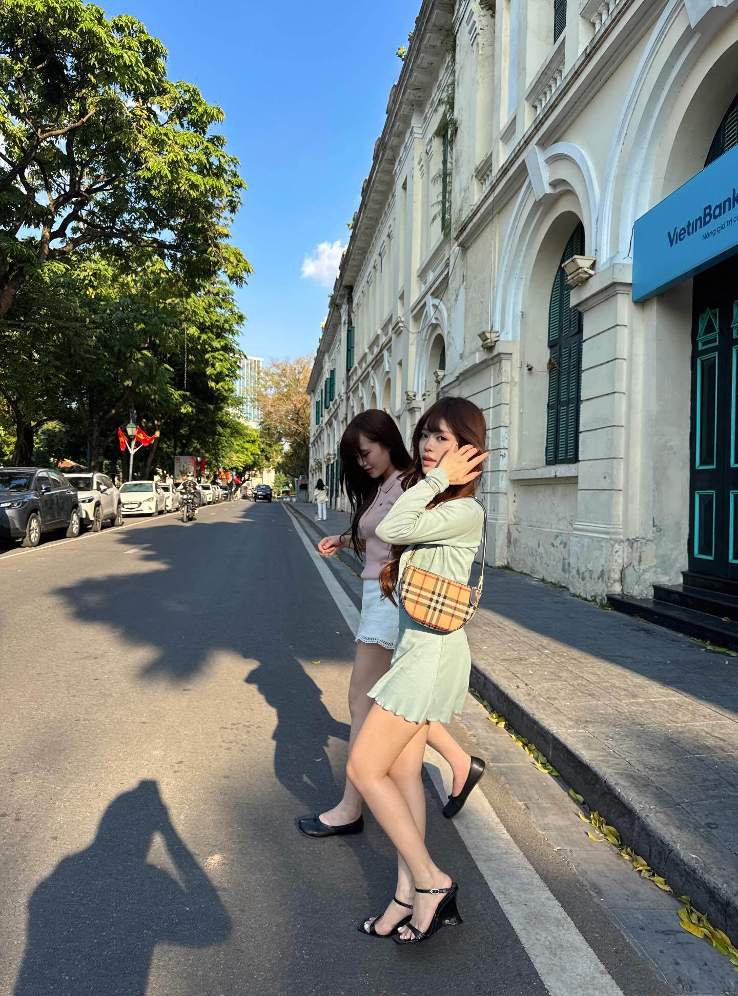 H&agrave; Nội v&agrave;o thu 2026: Người d&acirc;n rủ nhau ra phố tận hưởng kh&ocirc;ng kh&iacute; se lạnh - Ảnh 55.