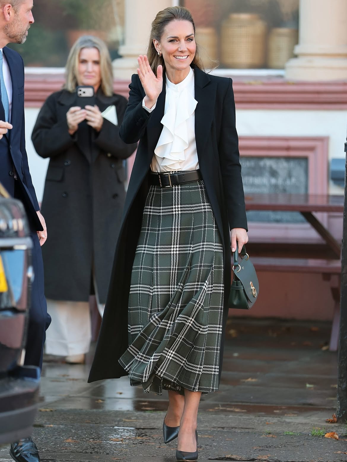 Kate Middleton v&agrave; c&ocirc;ng thức mặc ch&acirc;n v&aacute;y kẻ sang trọng cho phụ nữ ng&ograve;ai 30 - Ảnh 2.