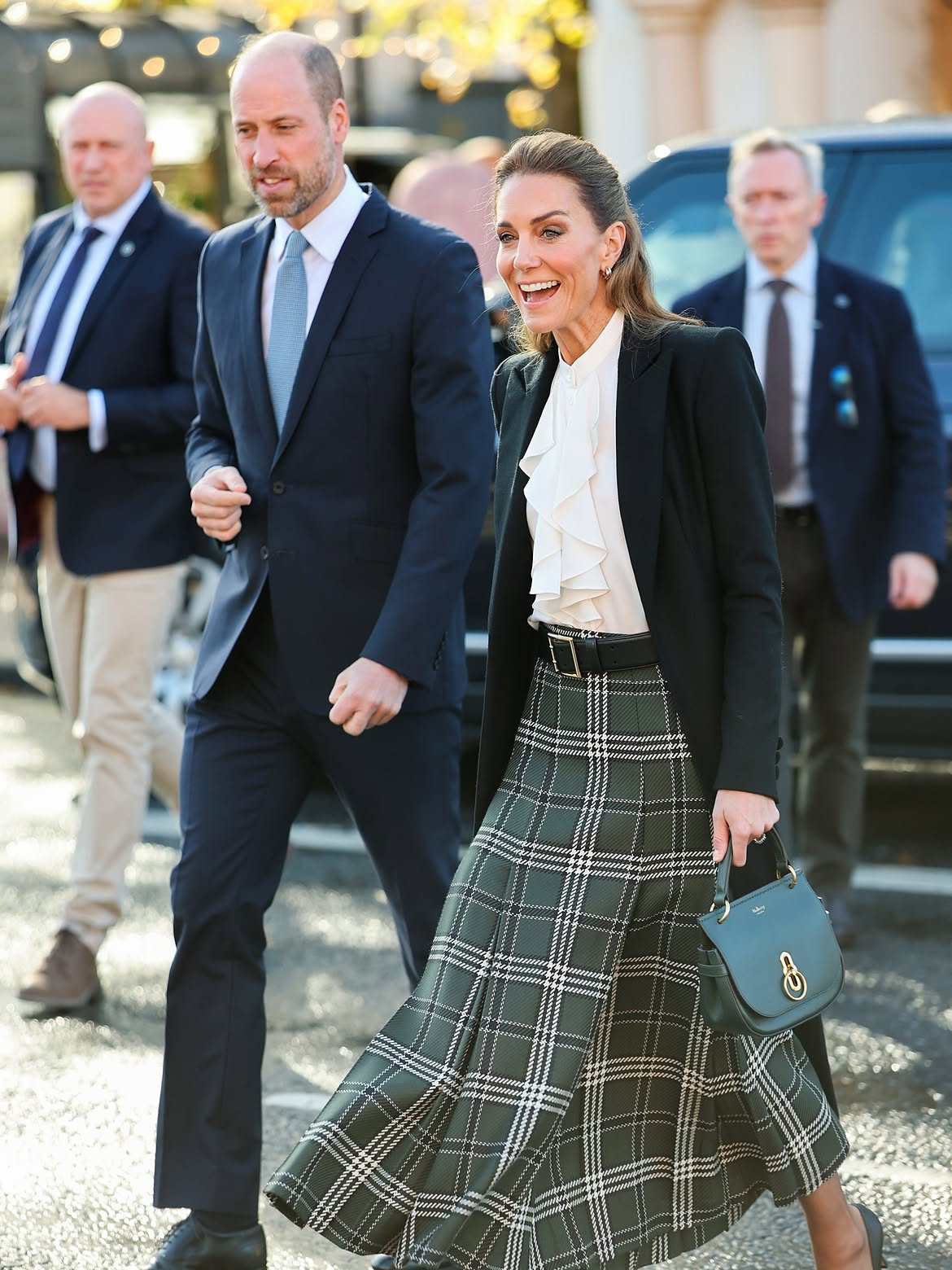 Kate Middleton v&agrave; c&ocirc;ng thức mặc ch&acirc;n v&aacute;y kẻ sang trọng cho phụ nữ ng&ograve;ai 30 - Ảnh 5.