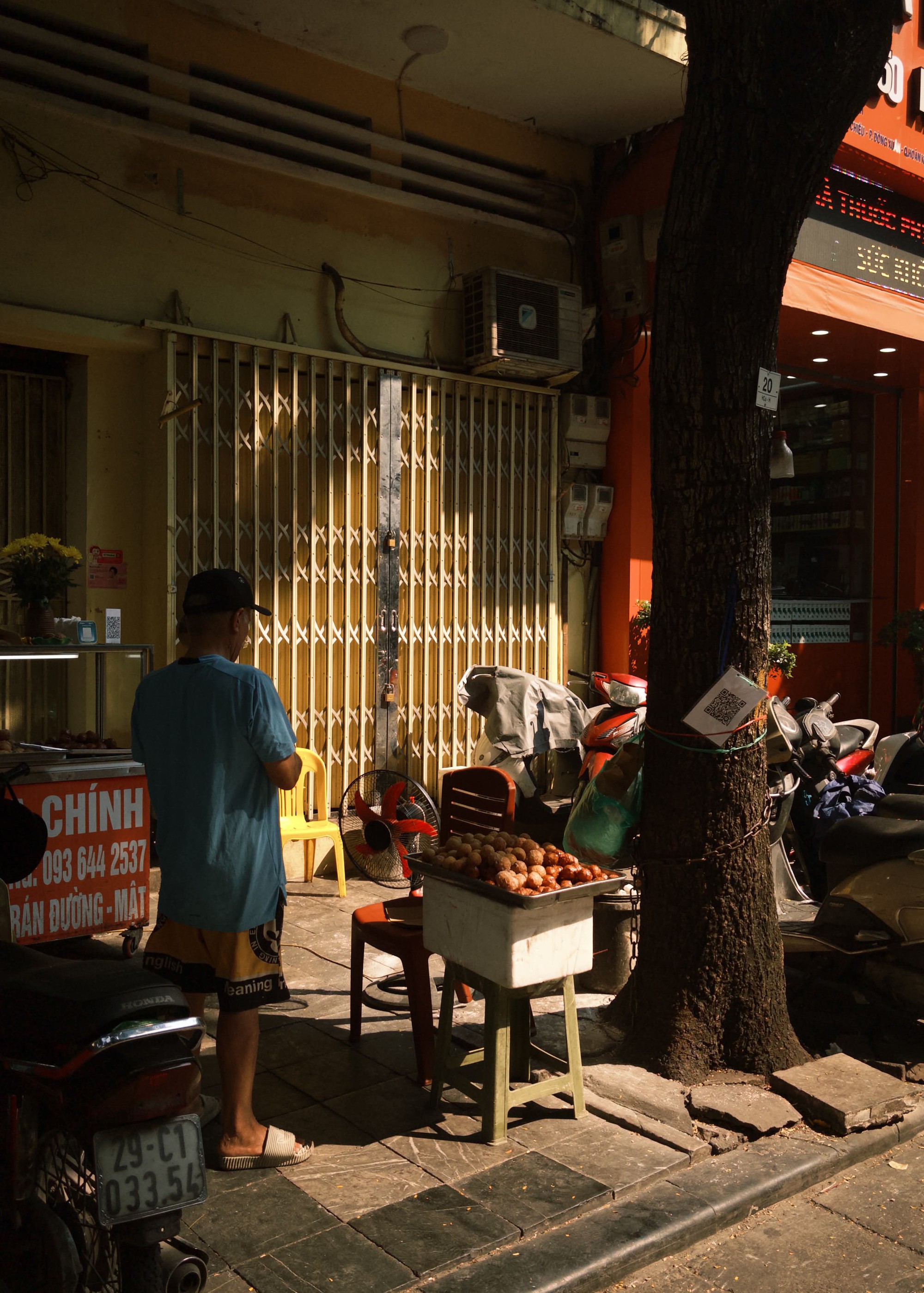 H&agrave; Nội v&agrave;o thu 2026: Người d&acirc;n rủ nhau ra phố tận hưởng kh&ocirc;ng kh&iacute; se lạnh - Ảnh 51.