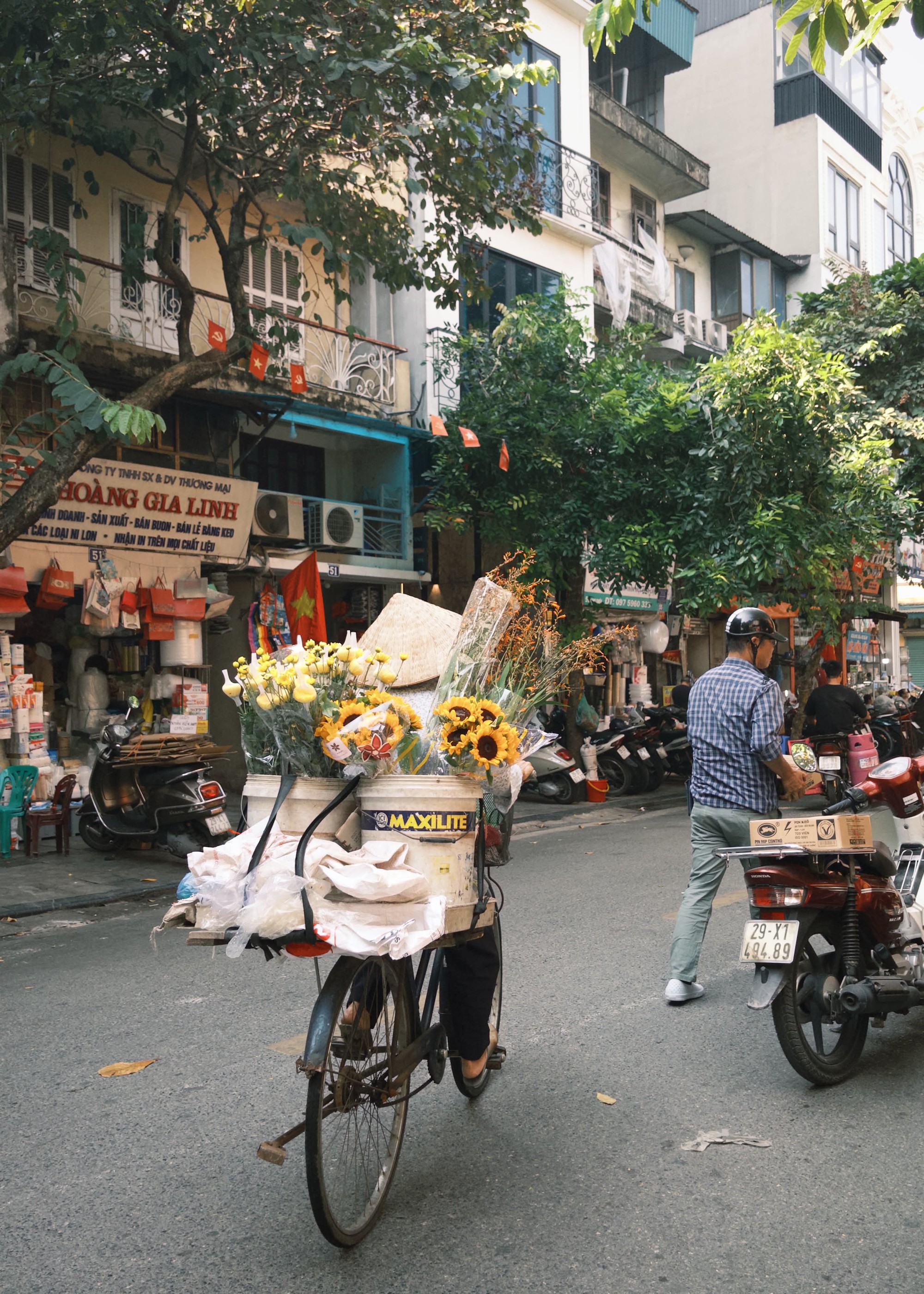 H&agrave; Nội v&agrave;o thu 2026: Người d&acirc;n rủ nhau ra phố tận hưởng kh&ocirc;ng kh&iacute; se lạnh - Ảnh 49.
