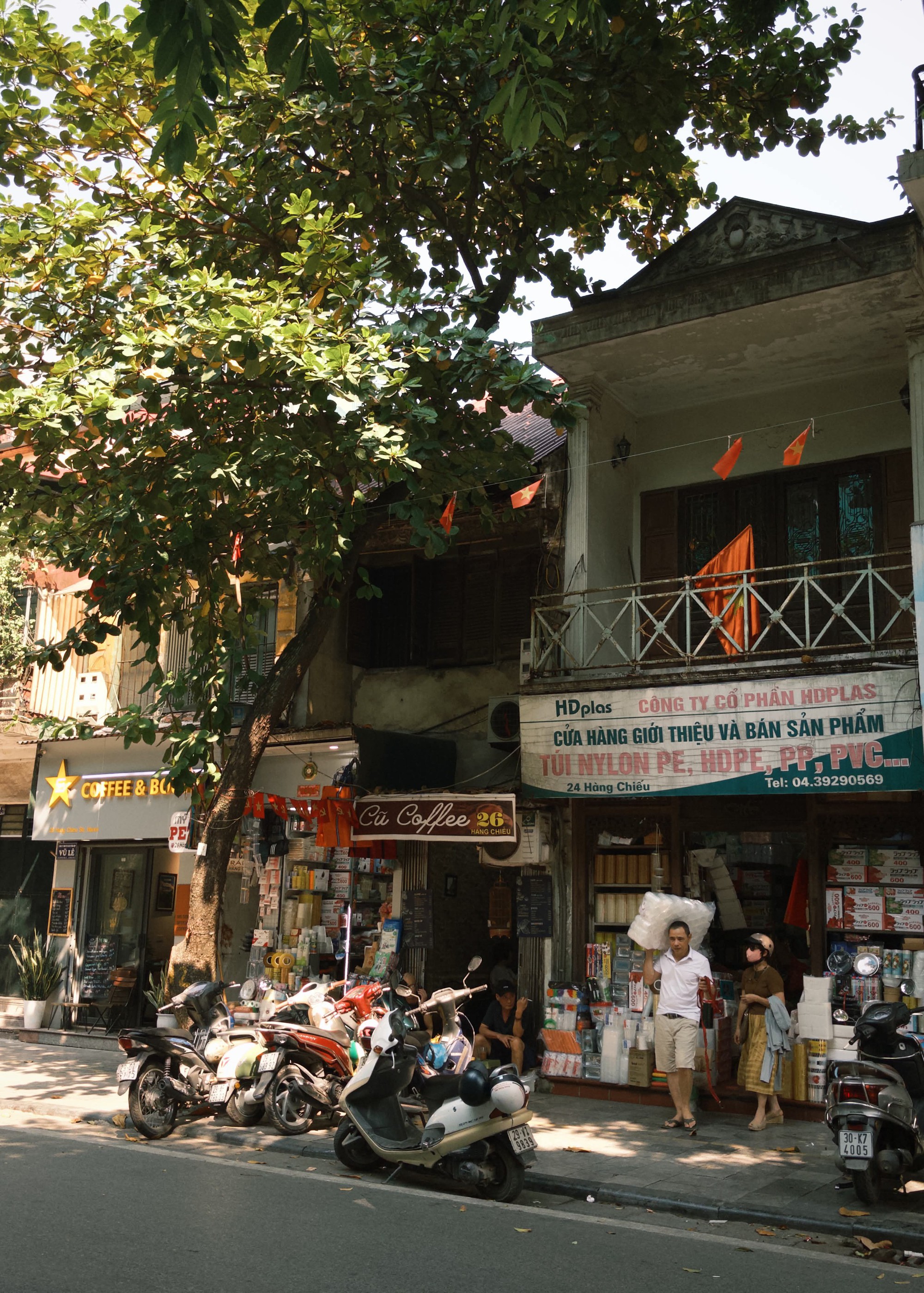 H&agrave; Nội v&agrave;o thu 2026: Người d&acirc;n rủ nhau ra phố tận hưởng kh&ocirc;ng kh&iacute; se lạnh - Ảnh 46.
