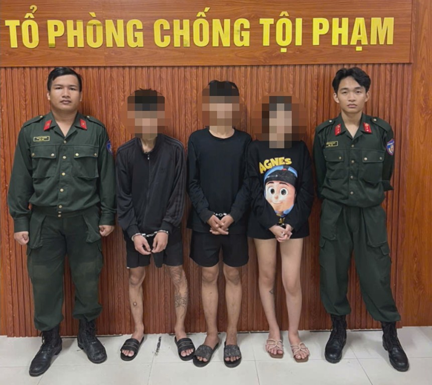 Kh&aacute;m x&eacute;t ph&ograve;ng trọ Phạm Tường Vy: Bắt giữ 3 thanh ni&ecirc;n li&ecirc;n quan đến ma t&uacute;y - Ảnh 1.