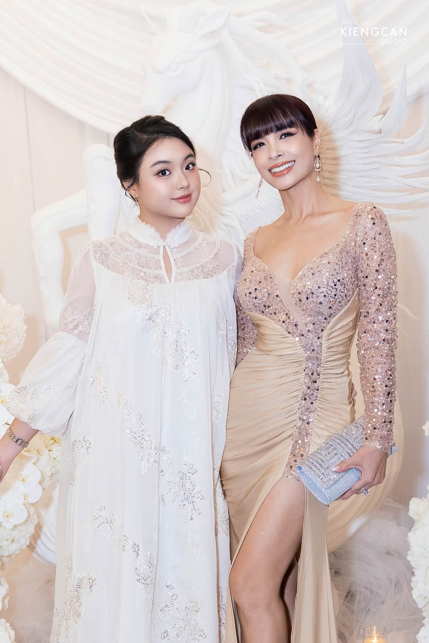 2 con g&aacute;i si&ecirc;u mẫu Th&uacute;y Hạnh tuổi thiếu nữ: Xinh đẹp nổi bật v&agrave; được kỳ vọng nối nghiệp mẹ- Ảnh 1.