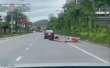 &Ocirc; t&ocirc; k&eacute;o l&ecirc; khung sắt tr&ecirc;n đường Ho&agrave;ng Quốc Việt: Danh t&iacute;nh chủ xe g&acirc;y sốc - Ảnh 1.