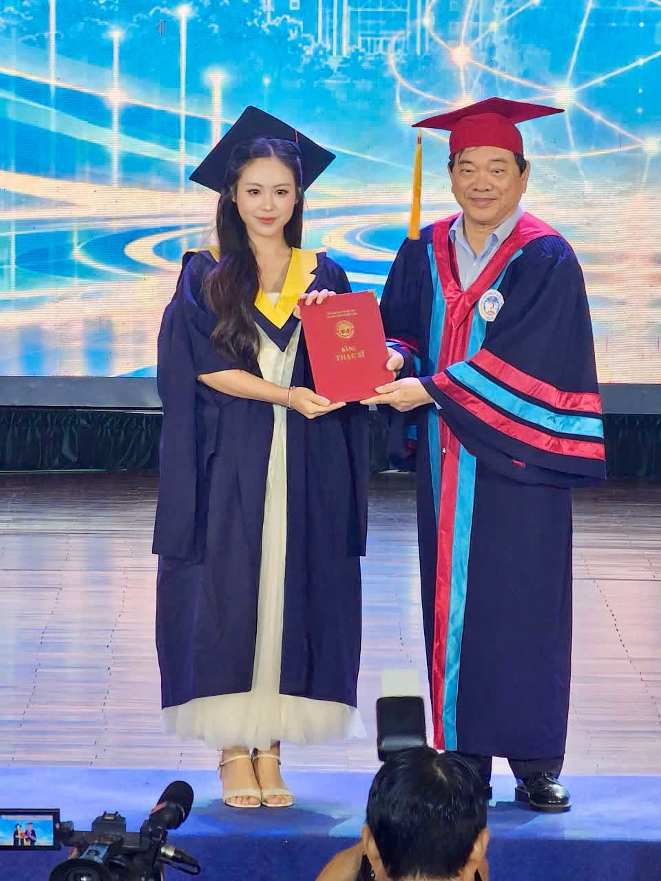 Maysaa c&ocirc; g&aacute;i L&agrave;o trở th&agrave;nh t&acirc;n thạc sĩ v&agrave; ng&ocirc;i sao mạng x&atilde; hội tại Việt Nam - Ảnh 1.