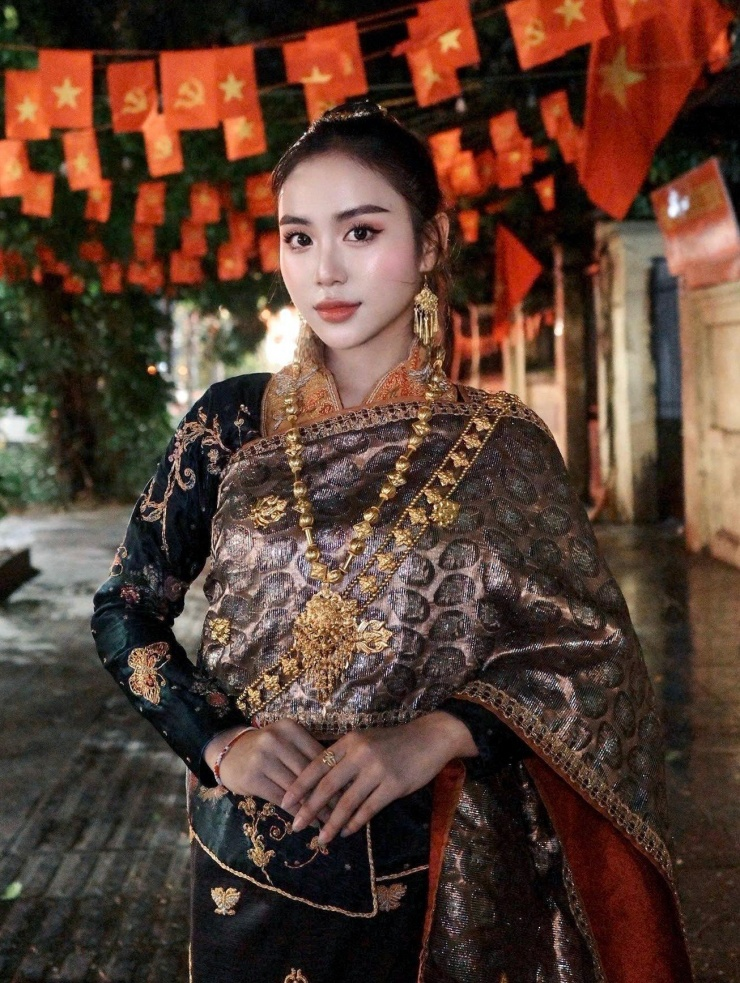 Maysaa c&ocirc; g&aacute;i L&agrave;o trở th&agrave;nh t&acirc;n thạc sĩ v&agrave; ng&ocirc;i sao mạng x&atilde; hội tại Việt Nam - Ảnh 4.