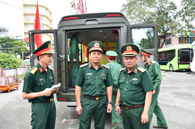 TPHCM tổ chức lễ tiễn đưa 731 Anh h&ugrave;ng liệt sĩ về nơi an nghỉ tại C&ocirc;ng vi&ecirc;n L&ecirc; Thị Ri&ecirc;ng - Ảnh 3.