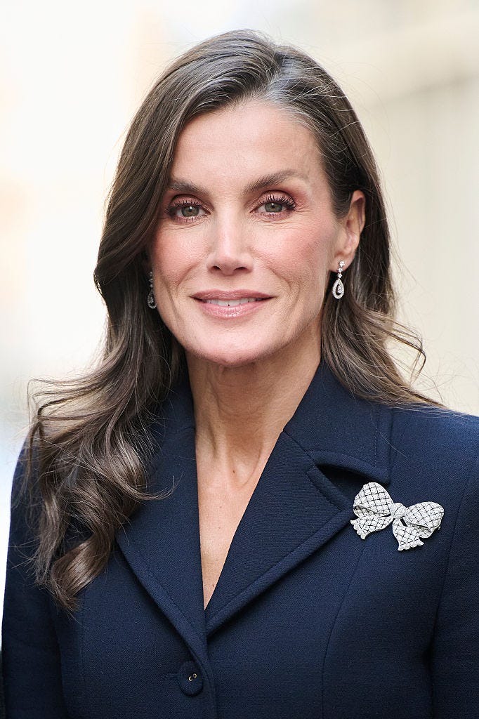 Vương hậu Letizia v&agrave; chiếc tr&acirc;m nơ kim cương của mẹ chồng trong chuyến thăm Phần Lan - Ảnh 1.