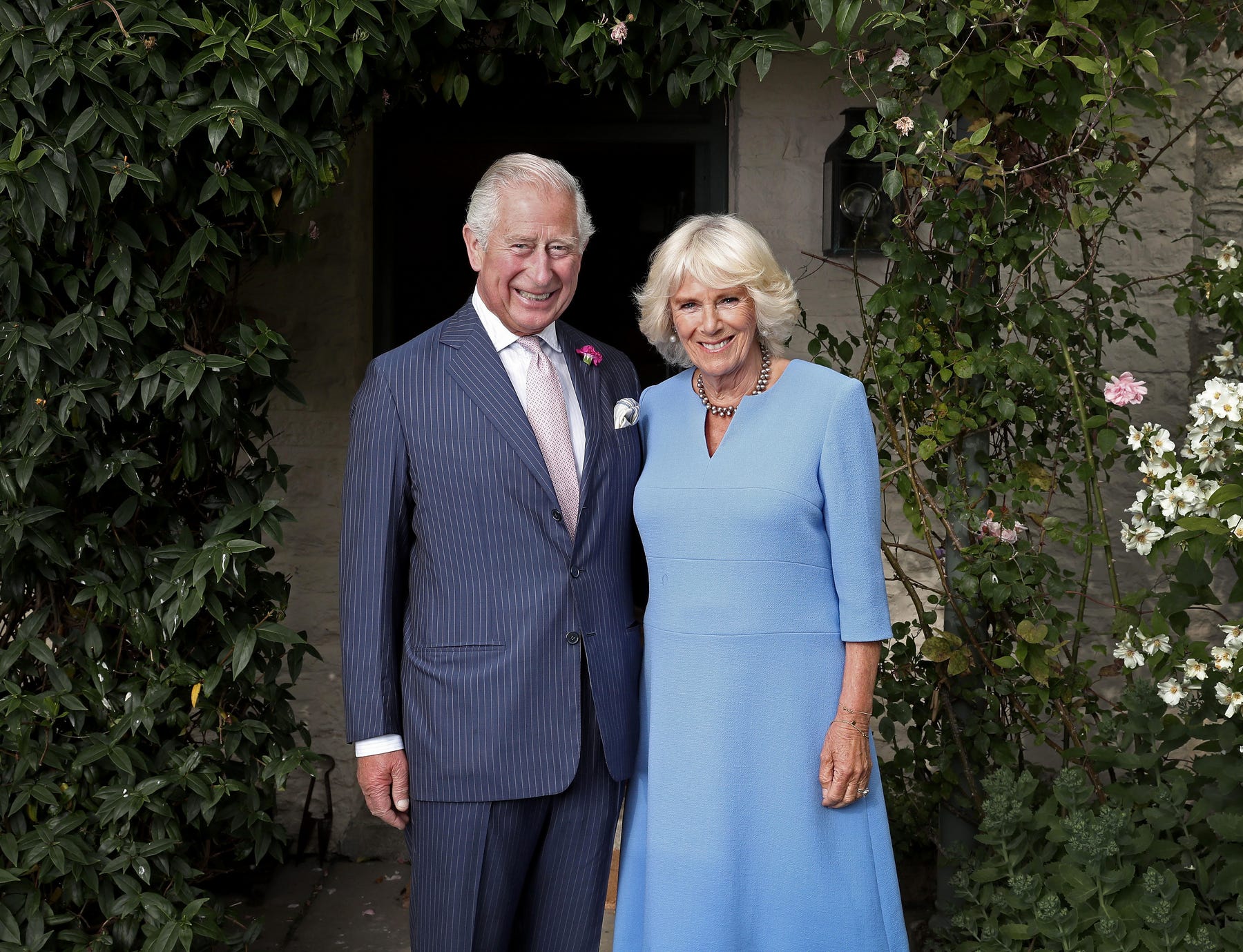 Th&oacute;i quen đọc s&aacute;ch trước bữa tối của Vua Charles v&agrave; Vương hậu Camilla - Ảnh 1.