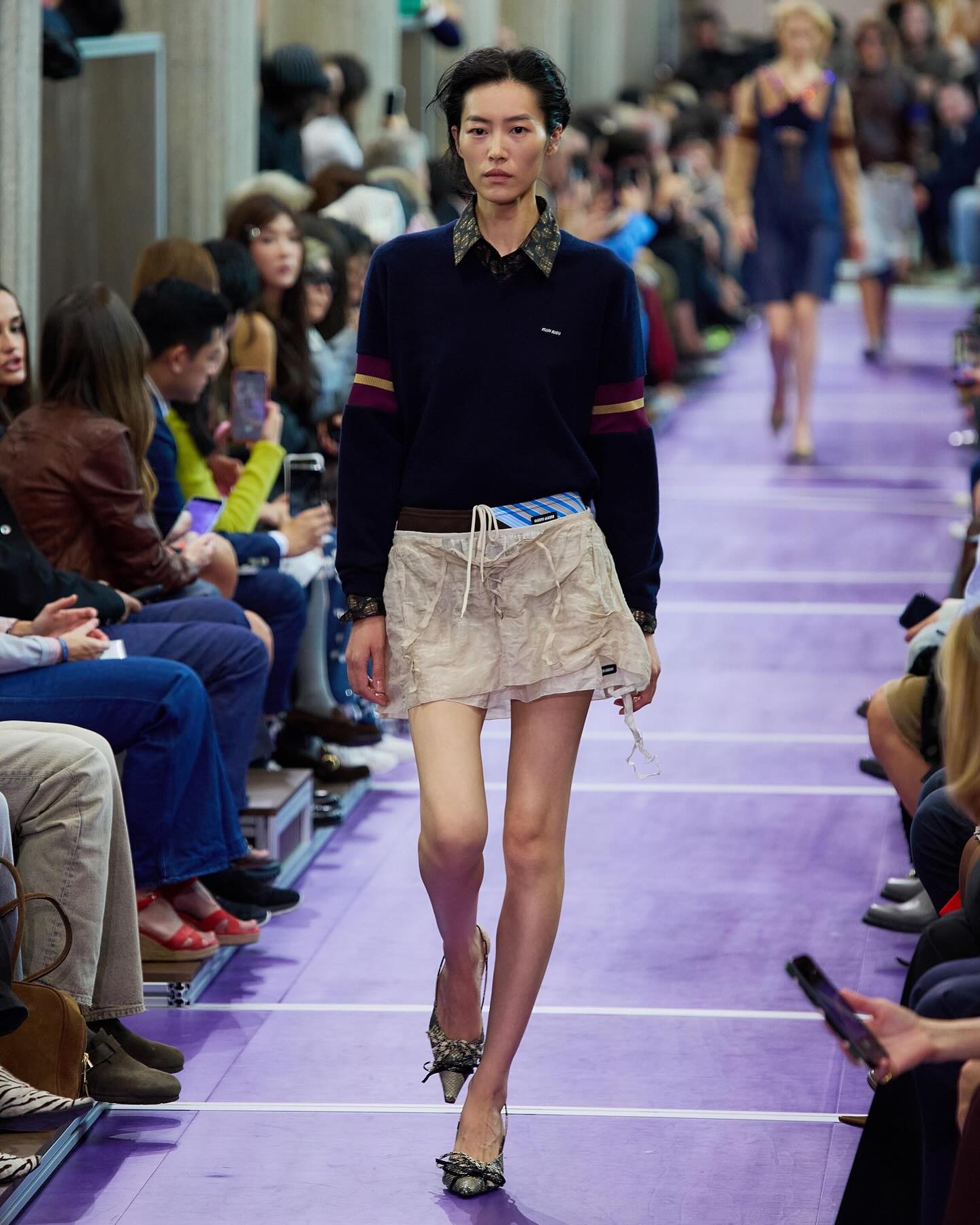 Lưu Văn v&agrave; sức mạnh vượt b&atilde;o bạo lực mạng tại Paris Fashion Week 2027 - Ảnh 6.