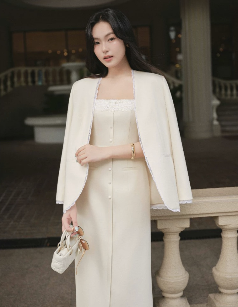 Blazer v&agrave; v&aacute;y lụa ren: C&ocirc;ng thức thời trang s&agrave;nh điệu cho m&ugrave;a thu 2026 - Ảnh 11.