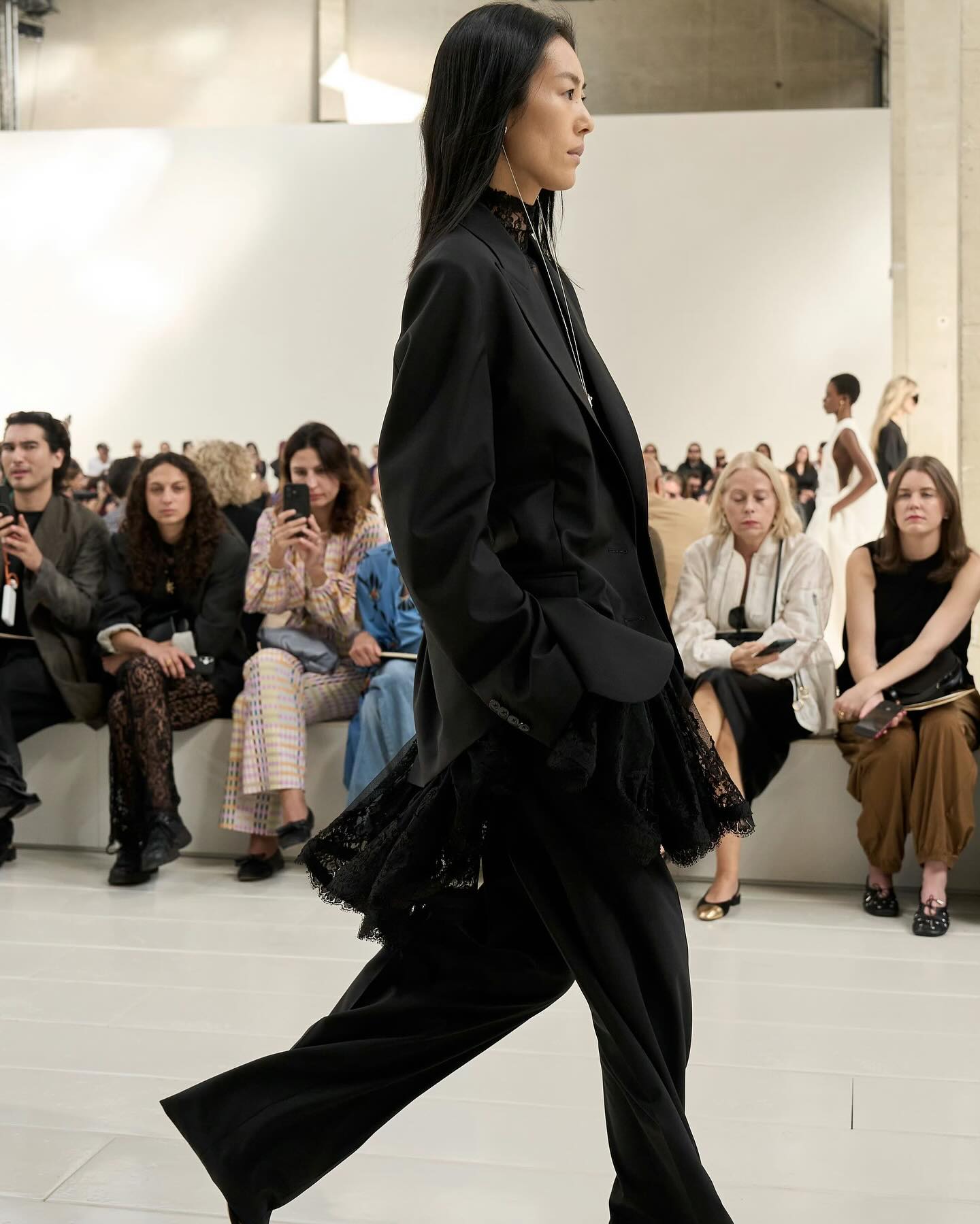 Lưu Văn v&agrave; sức mạnh vượt b&atilde;o bạo lực mạng tại Paris Fashion Week 2027 - Ảnh 7.