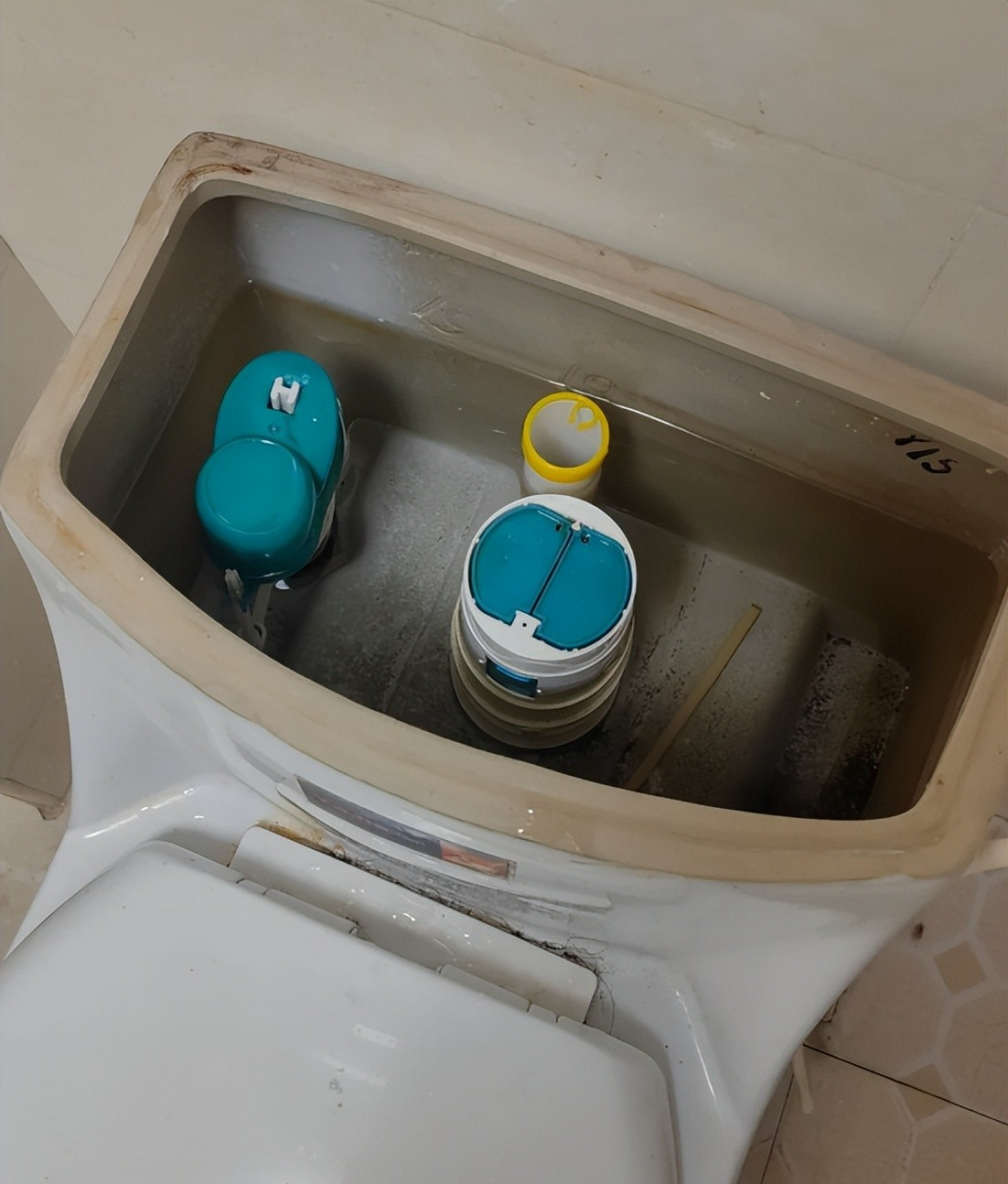 Dùng bồn cầu bao năm tôi mới biết mình toàn ấn sai nút: Chẳng trách tiền nước cứ âm thầm tăng - Ảnh 2.
