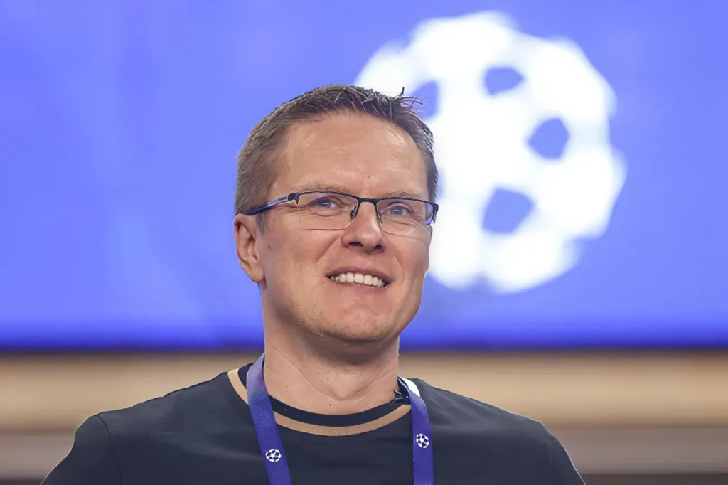 Từng thắng Ai L&agrave; Triệu Ph&uacute;, người chơi d&ugrave;ng tiền thưởng sang Anh học b&oacute;ng đ&aacute;, nay l&agrave;m HLV ở Champions League- Ảnh 2.