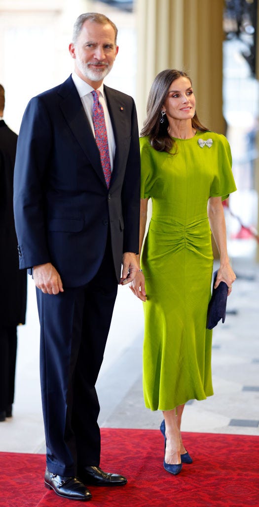 Vương hậu Letizia v&agrave; chiếc tr&acirc;m nơ kim cương của mẹ chồng trong chuyến thăm Phần Lan - Ảnh 3.