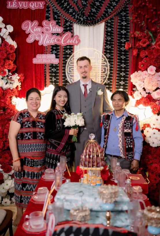 Lễ cưới đặc biệt của cặp đôi Bỉ - Việt với sính lễ 10 con lợn và 1 cặp dê - Ảnh 2. Lễ cưới đặc biệt của cặp đôi Bỉ - Việt với sính lễ 10 con lợn và 1 cặp dê - Ảnh 2.