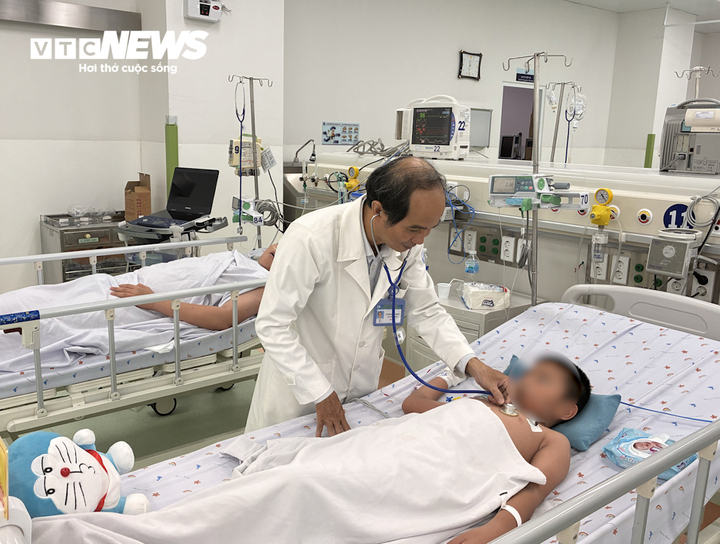 Nguy cơ dịch chồng dịch tại TP . HCM với sốt xuất huyết v&agrave; tay ch&acirc;n miệng gia tăng - Ảnh 1.