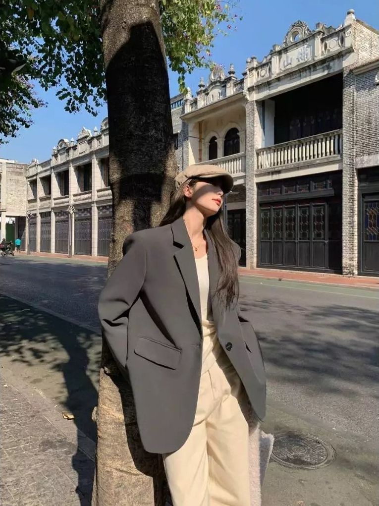 Blazer v&agrave; v&aacute;y lụa ren: C&ocirc;ng thức thời trang s&agrave;nh điệu cho m&ugrave;a thu 2026 - Ảnh 12.