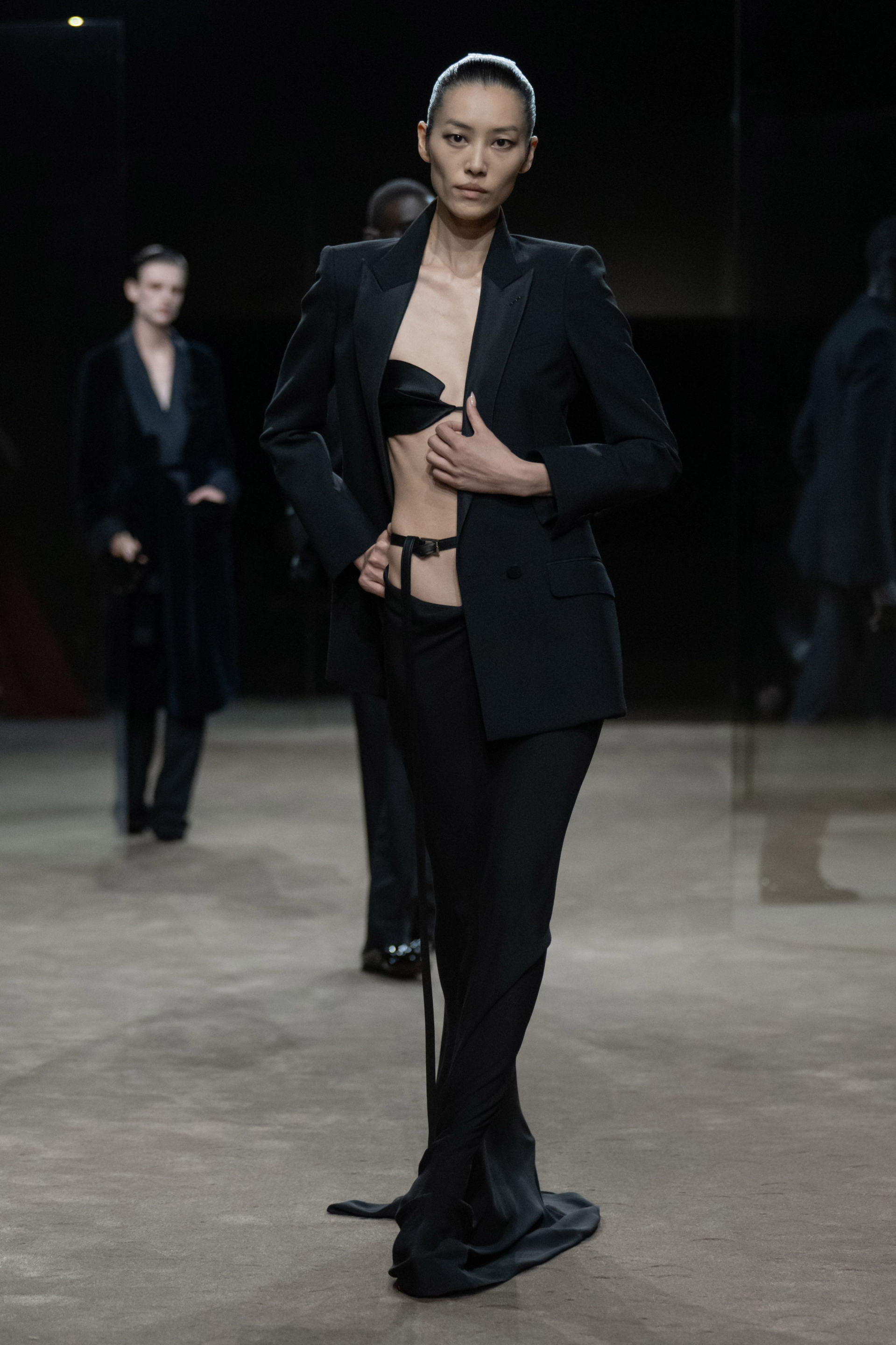Lưu Văn v&agrave; sức mạnh vượt b&atilde;o bạo lực mạng tại Paris Fashion Week 2027 - Ảnh 8.