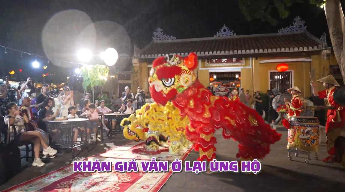 Tập 7 Bố Ơi: Mưa gió quật đổ sân khấu, người dân vẫn nán lại hỗ trợ ghi hình- Ảnh 5.