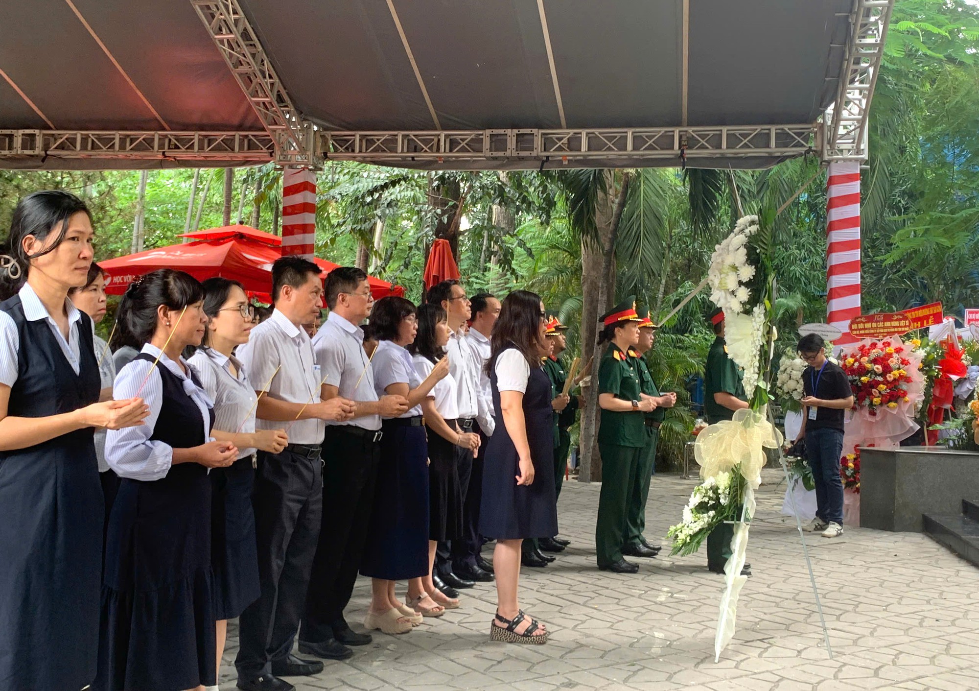 TPHCM tổ chức lễ tiễn đưa 731 Anh h&ugrave;ng liệt sĩ về nơi an nghỉ tại C&ocirc;ng vi&ecirc;n L&ecirc; Thị Ri&ecirc;ng - Ảnh 1.