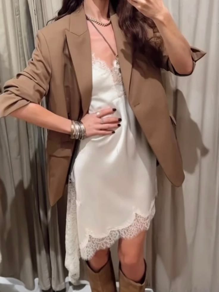 Blazer v&agrave; v&aacute;y lụa ren: C&ocirc;ng thức thời trang s&agrave;nh điệu cho m&ugrave;a thu 2026 - Ảnh 3.