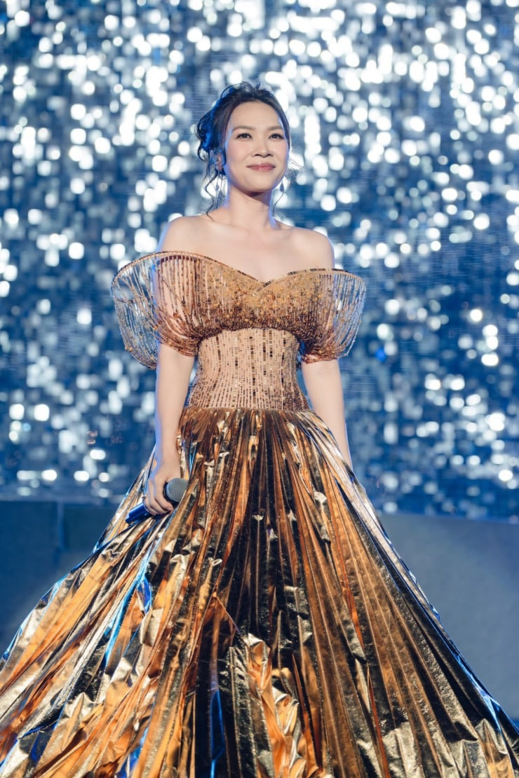 Mỹ T&acirc;m trẻ đẹp rạng rỡ tại show thời trang Phan Huy năm 2026 - Ảnh 10.