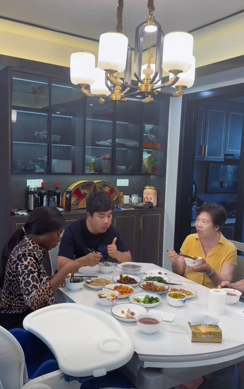 Mẹ Sữa triệu view: “Có những ngày mình chỉ đủ sức bế con nhưng như vậy cũng đã là rất nhiều” - Ảnh 3.