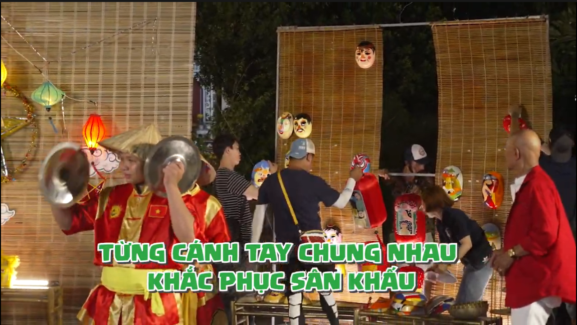 Tập 7 Bố Ơi: Mưa gió quật đổ sân khấu, người dân vẫn nán lại hỗ trợ ghi hình- Ảnh 3.