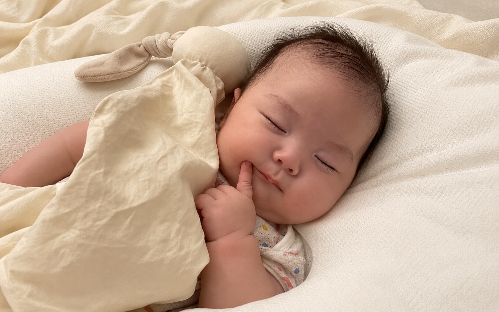 B&eacute; ngủ dậy kh&oacute;c v&agrave; ngủ dậy cười kh&aacute;c nhau thế n&agrave;o? - Ảnh 5.