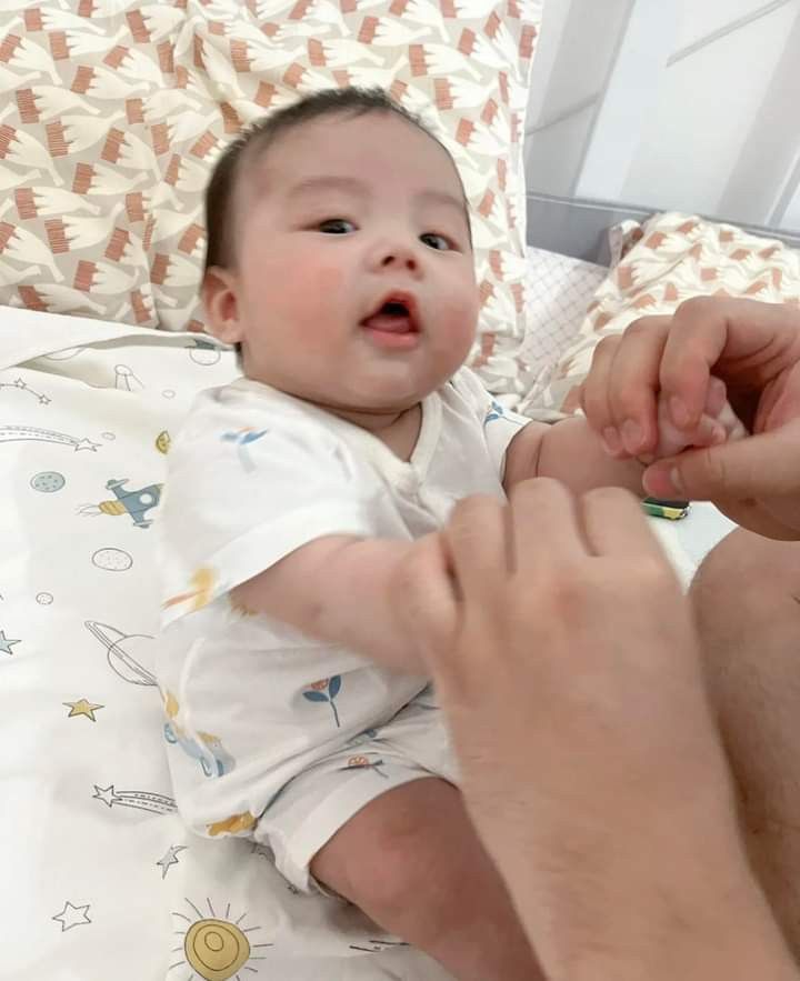 B&eacute; ngủ dậy kh&oacute;c v&agrave; ngủ dậy cười kh&aacute;c nhau thế n&agrave;o? - Ảnh 6.