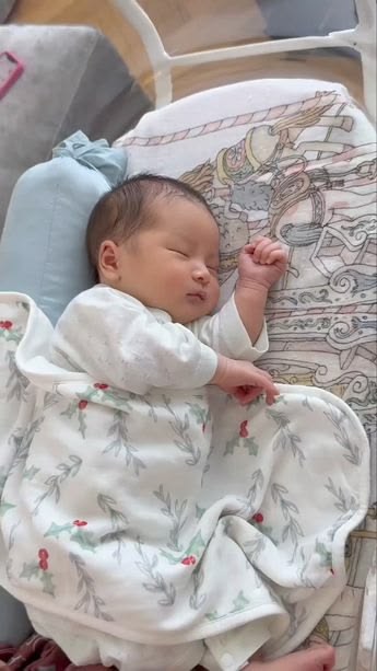 B&eacute; ngủ dậy kh&oacute;c v&agrave; ngủ dậy cười kh&aacute;c nhau thế n&agrave;o? - Ảnh 2.