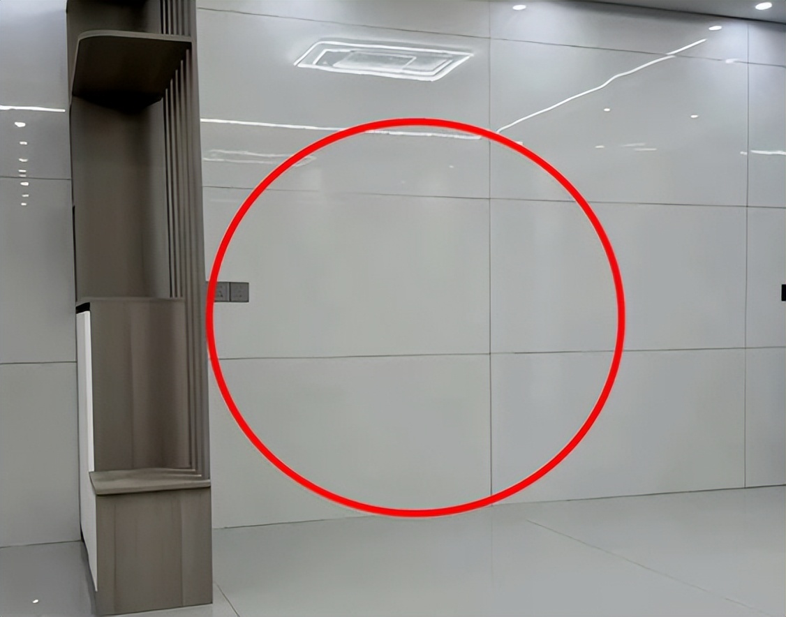 Từng l&agrave; kiểu trang tr&iacute; &ldquo;nh&agrave; n&agrave;o c&oacute; cũng thấy sang&rdquo;, v&igrave; sao ốp gạch k&iacute;n tường giờ dần biến mất? 4 nhược điểm sống l&acirc;u mới thấy - Ảnh 2.