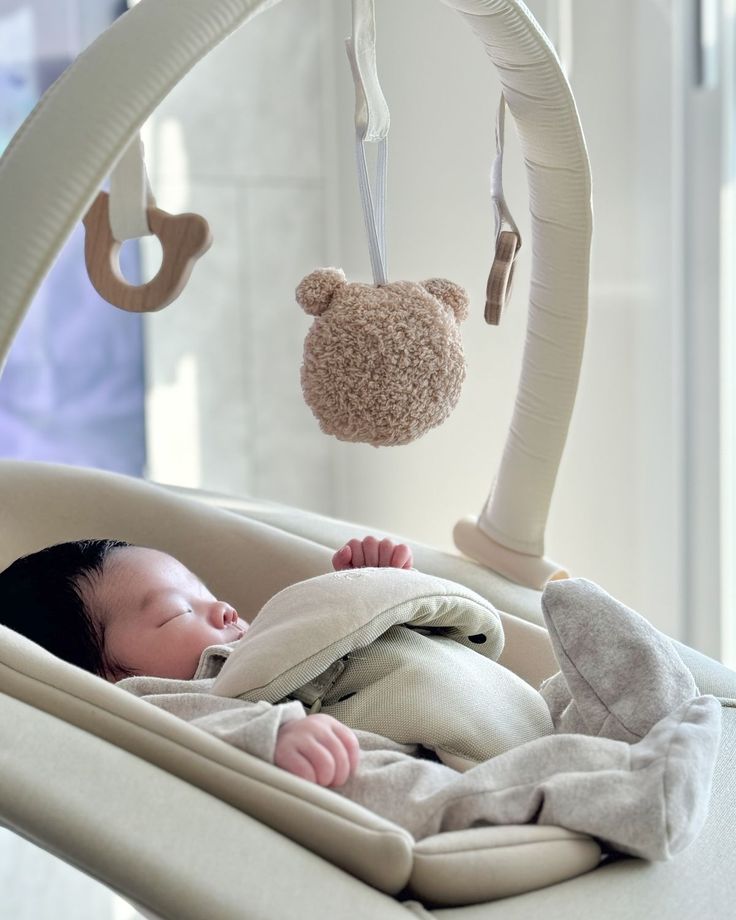 B&eacute; ngủ dậy kh&oacute;c v&agrave; ngủ dậy cười kh&aacute;c nhau thế n&agrave;o? - Ảnh 4.