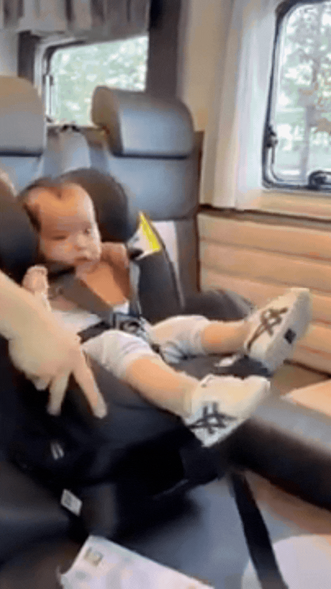Ngô Thanh Vân và ông xã cho con đi phượt bằng xe đạp, chi tiết bé Gạo khóc trên xe nhà di động khiến dân tình thắc mắc- Ảnh 3.