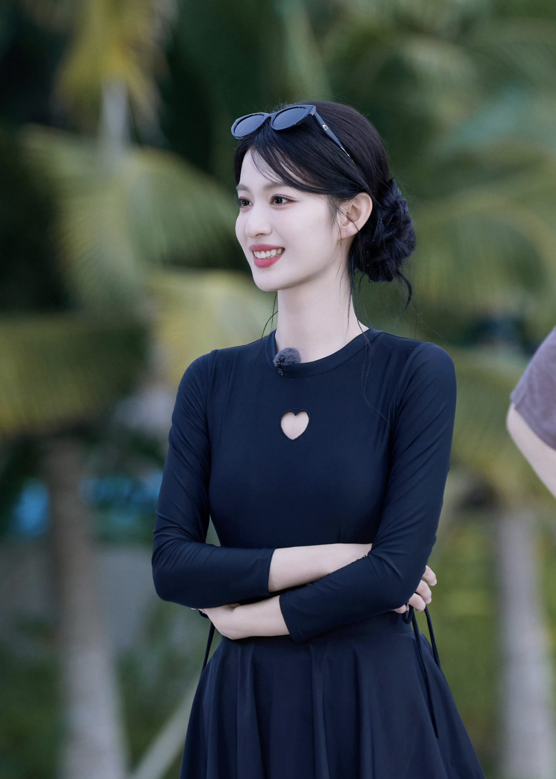 Vương Sở Nhi&ecirc;n g&acirc;y tranh c&atilde;i với Bộ đồ bơi mỏng tang tr&ecirc;n s&oacute;ng truyền h&igrave;nh năm 2026 - Ảnh 1.