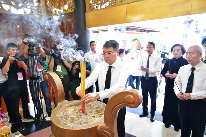 Tiễn đưa 731 h&agrave;i cốt liệt sĩ tại C&ocirc;ng vi&ecirc;n L&ecirc; Thị Ri&ecirc;ng về nơi an nghỉ - Ảnh 3.