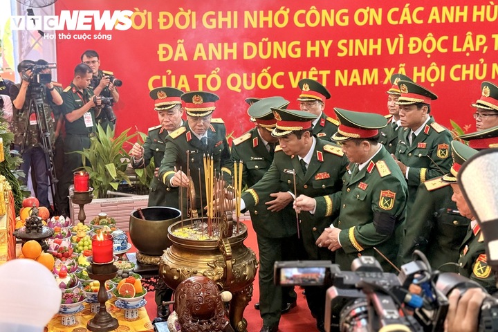 Tiễn đưa 731 h&agrave;i cốt liệt sĩ tại C&ocirc;ng vi&ecirc;n L&ecirc; Thị Ri&ecirc;ng về nơi an nghỉ - Ảnh 4.