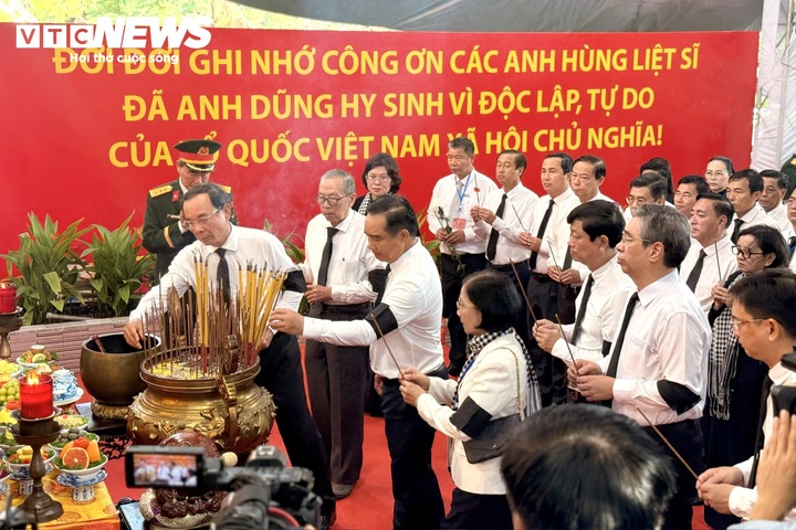 Tiễn đưa 731 h&agrave;i cốt liệt sĩ tại C&ocirc;ng vi&ecirc;n L&ecirc; Thị Ri&ecirc;ng về nơi an nghỉ - Ảnh 5.