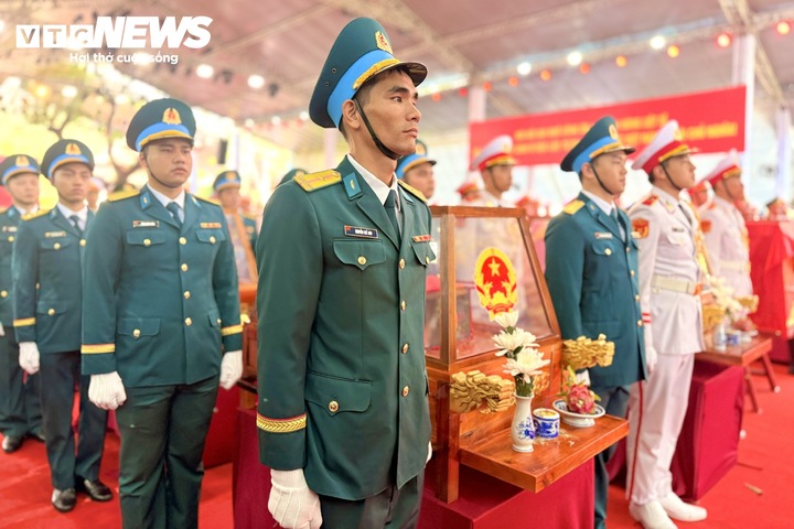 Tiễn đưa 731 h&agrave;i cốt liệt sĩ tại C&ocirc;ng vi&ecirc;n L&ecirc; Thị Ri&ecirc;ng về nơi an nghỉ - Ảnh 6.