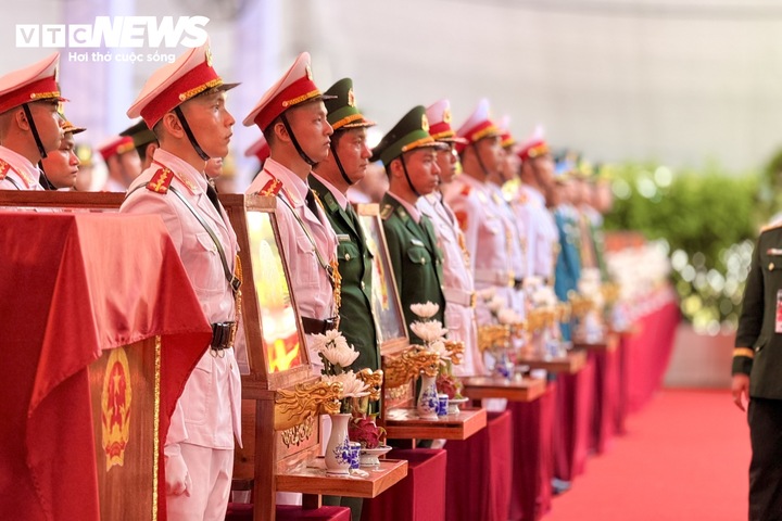 Tiễn đưa 731 h&agrave;i cốt liệt sĩ tại C&ocirc;ng vi&ecirc;n L&ecirc; Thị Ri&ecirc;ng về nơi an nghỉ - Ảnh 7.