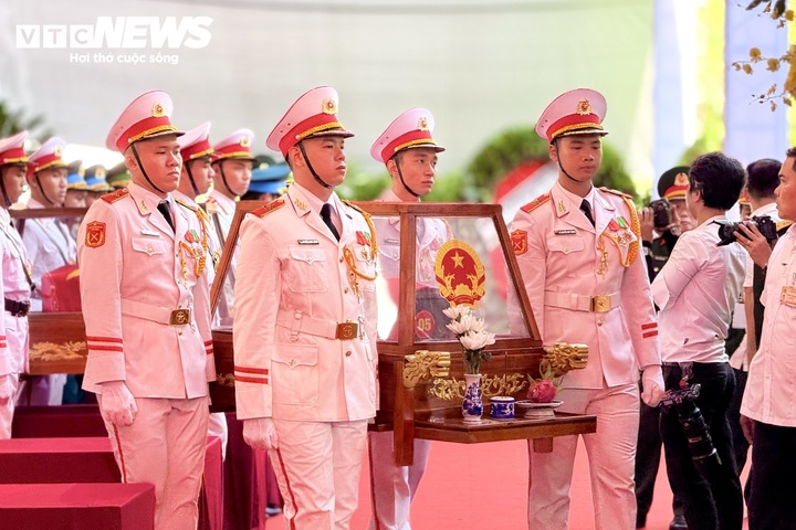 Tiễn đưa 731 h&agrave;i cốt liệt sĩ tại C&ocirc;ng vi&ecirc;n L&ecirc; Thị Ri&ecirc;ng về nơi an nghỉ - Ảnh 8.