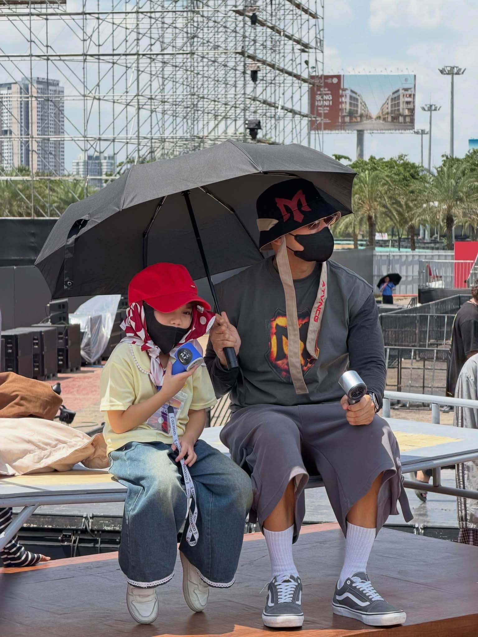 "Em bé Nhong Nhong Nhong" tập luyện cùng các anh tài trước thềm concert ATVNCG 2026, bé nhất nhà nên được cưng chiều hết nấc- Ảnh 8.