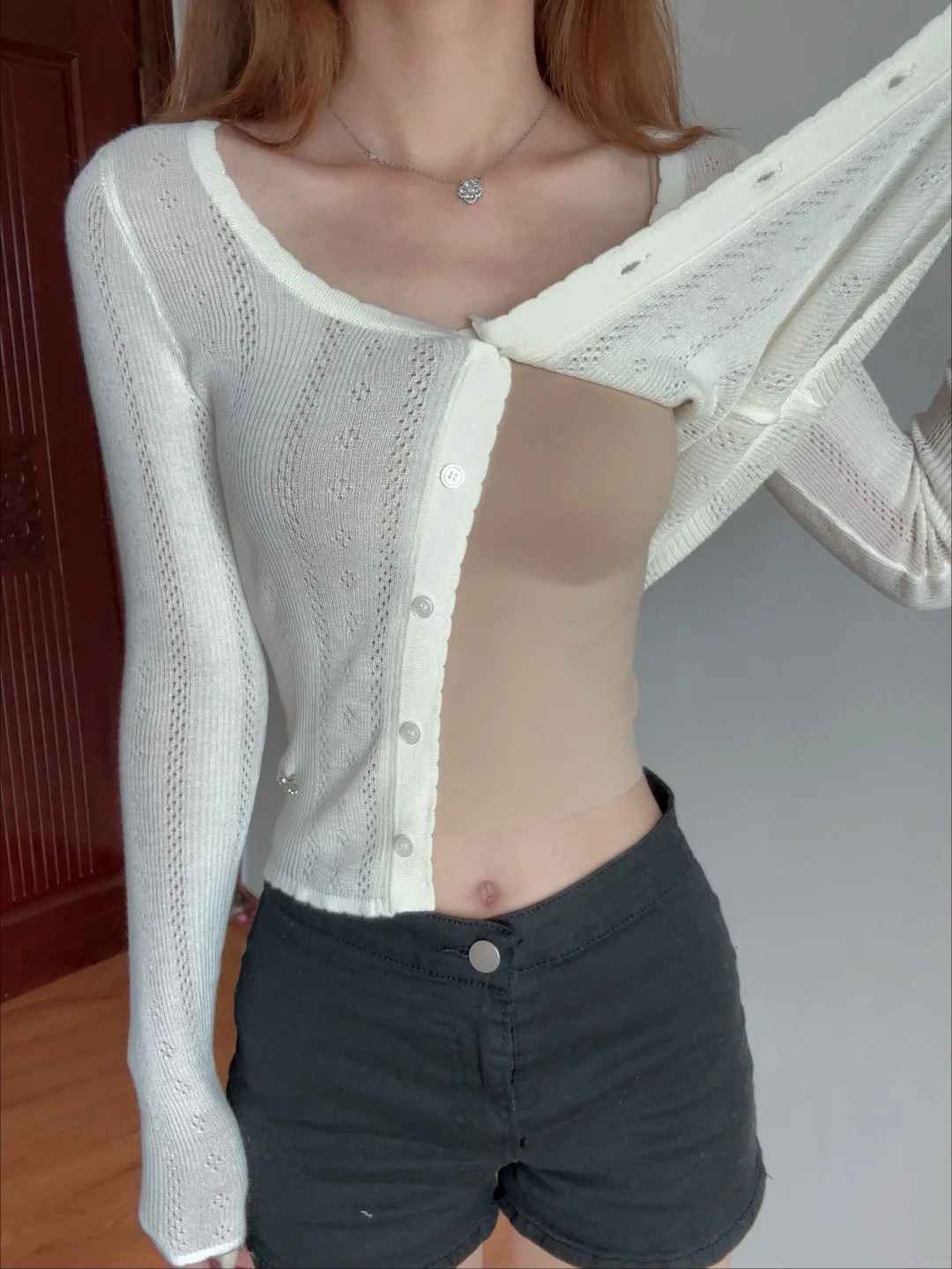 Mặc áo sáng màu không sợ lộ nội y: Chỉ cần chọn đúng áo hai dây tông nude - Ảnh 2.
